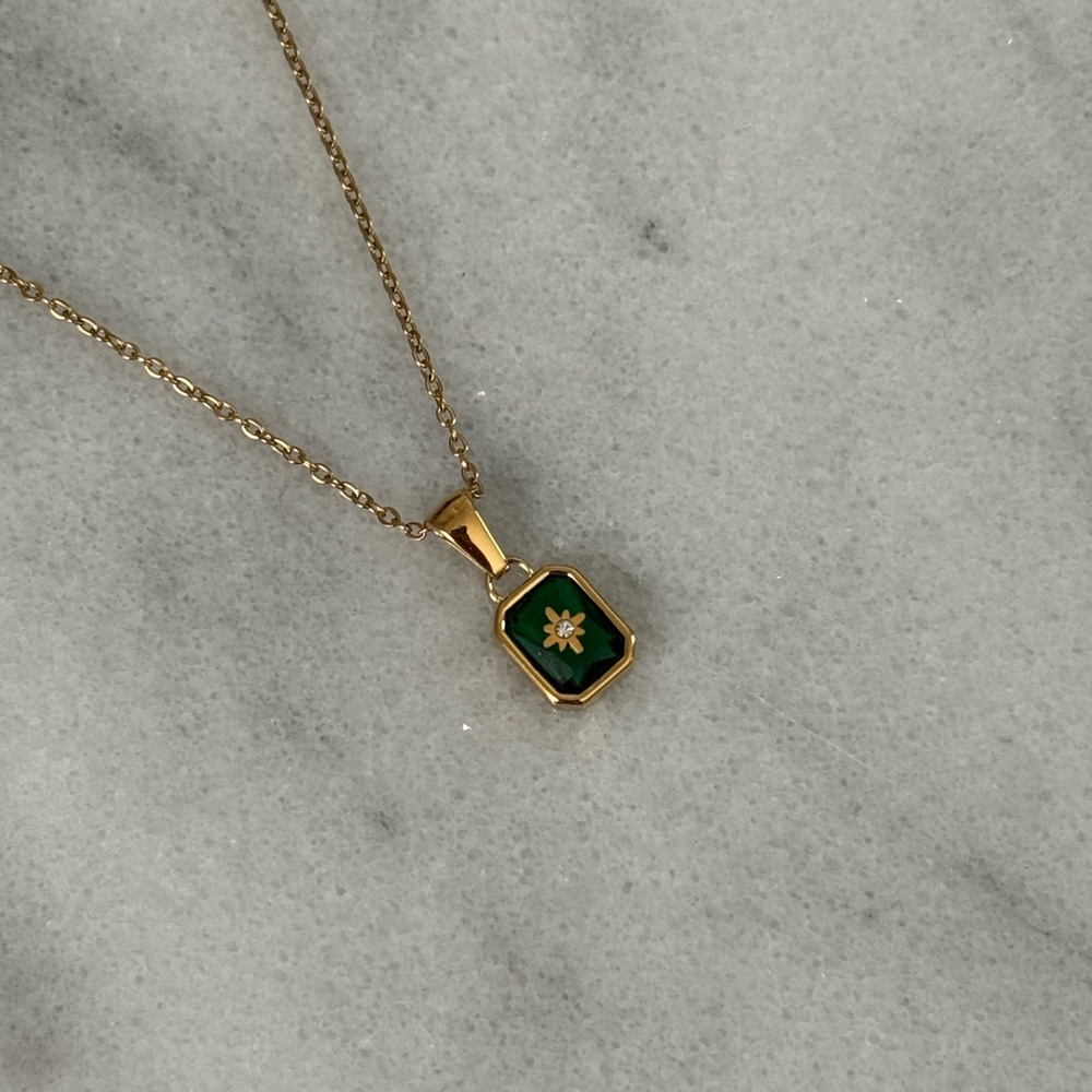 Gold Green Pendant Star Burst Necklace
Brand New - Picture 6 of 7